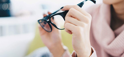 Носите очки вместо линз в период карантина!